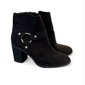 SO Black Ankle Boots Size 7.5 Casual Block Heel Ring Accent